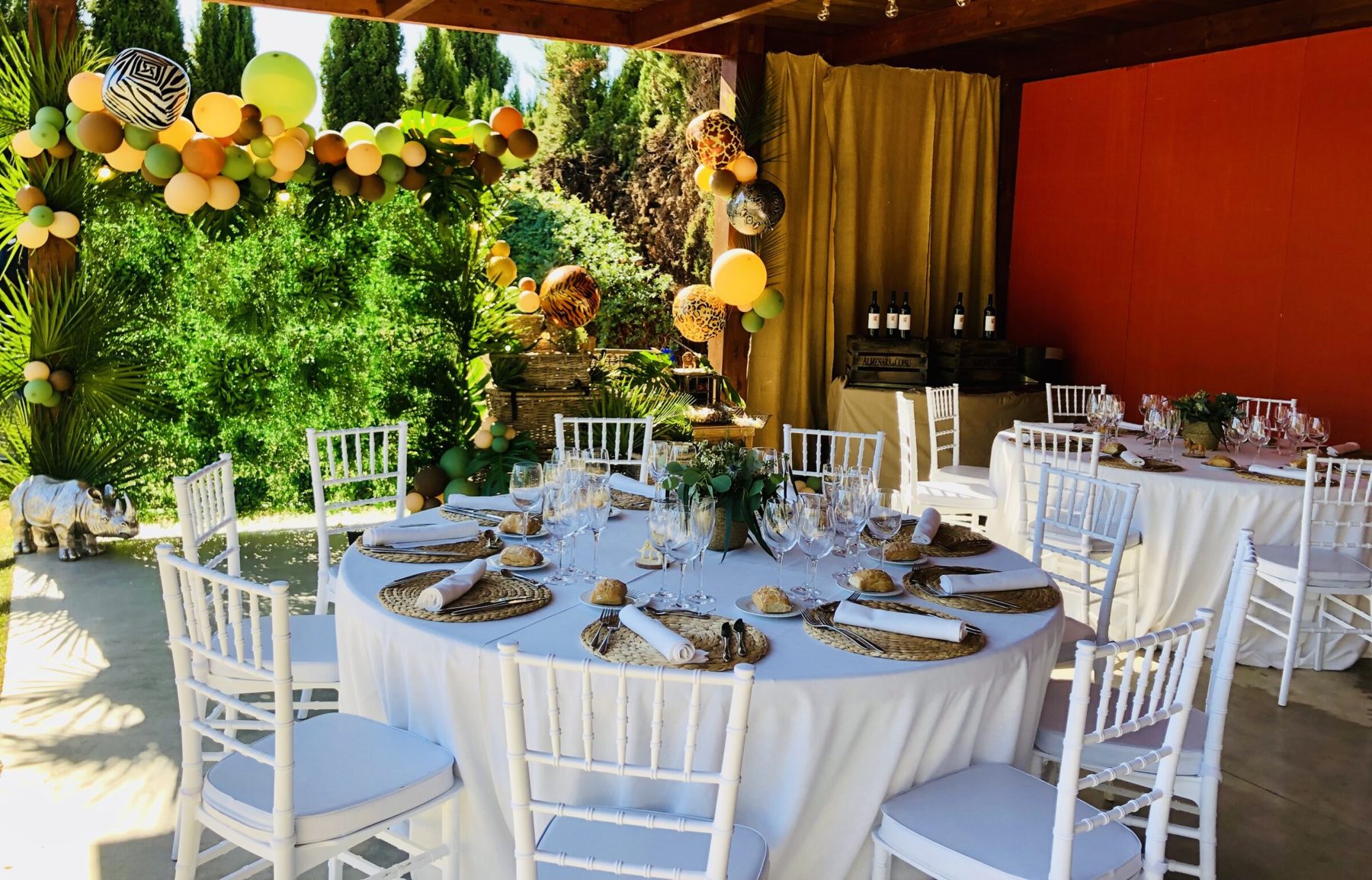 Mesa de banquete montada en la finca
