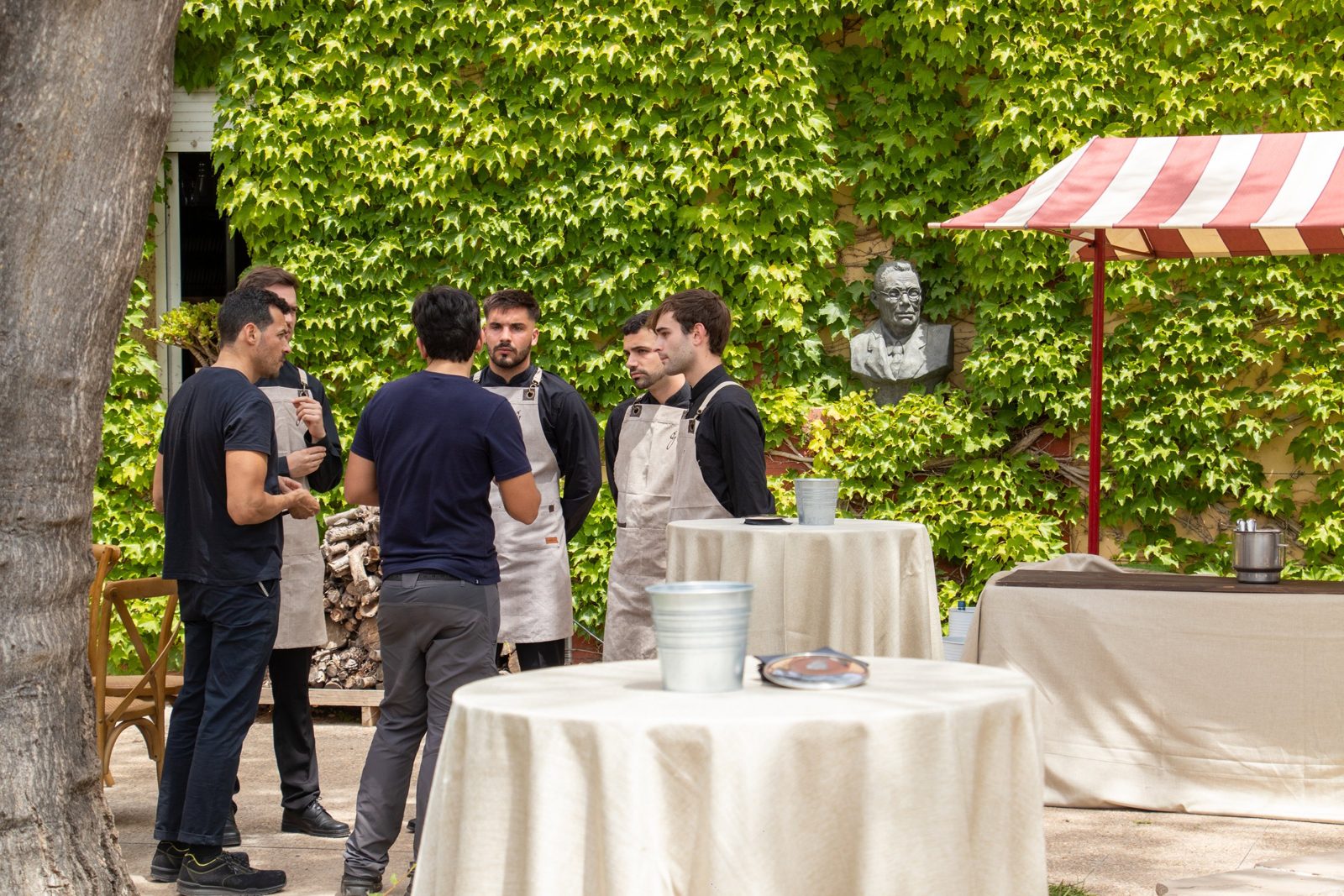 Asistentes en el jardín de la finca