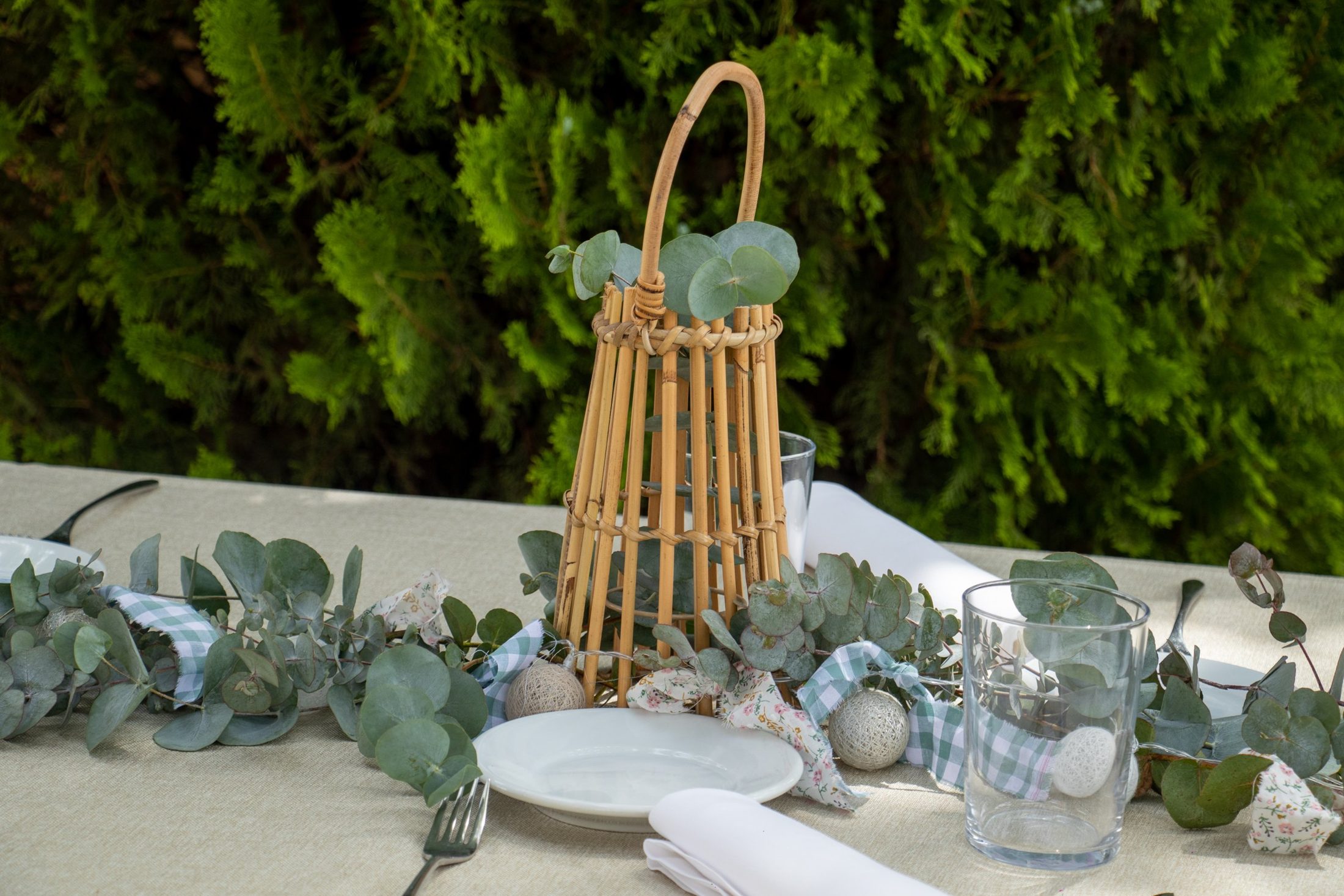 Mesa montada con vajilla y decoración