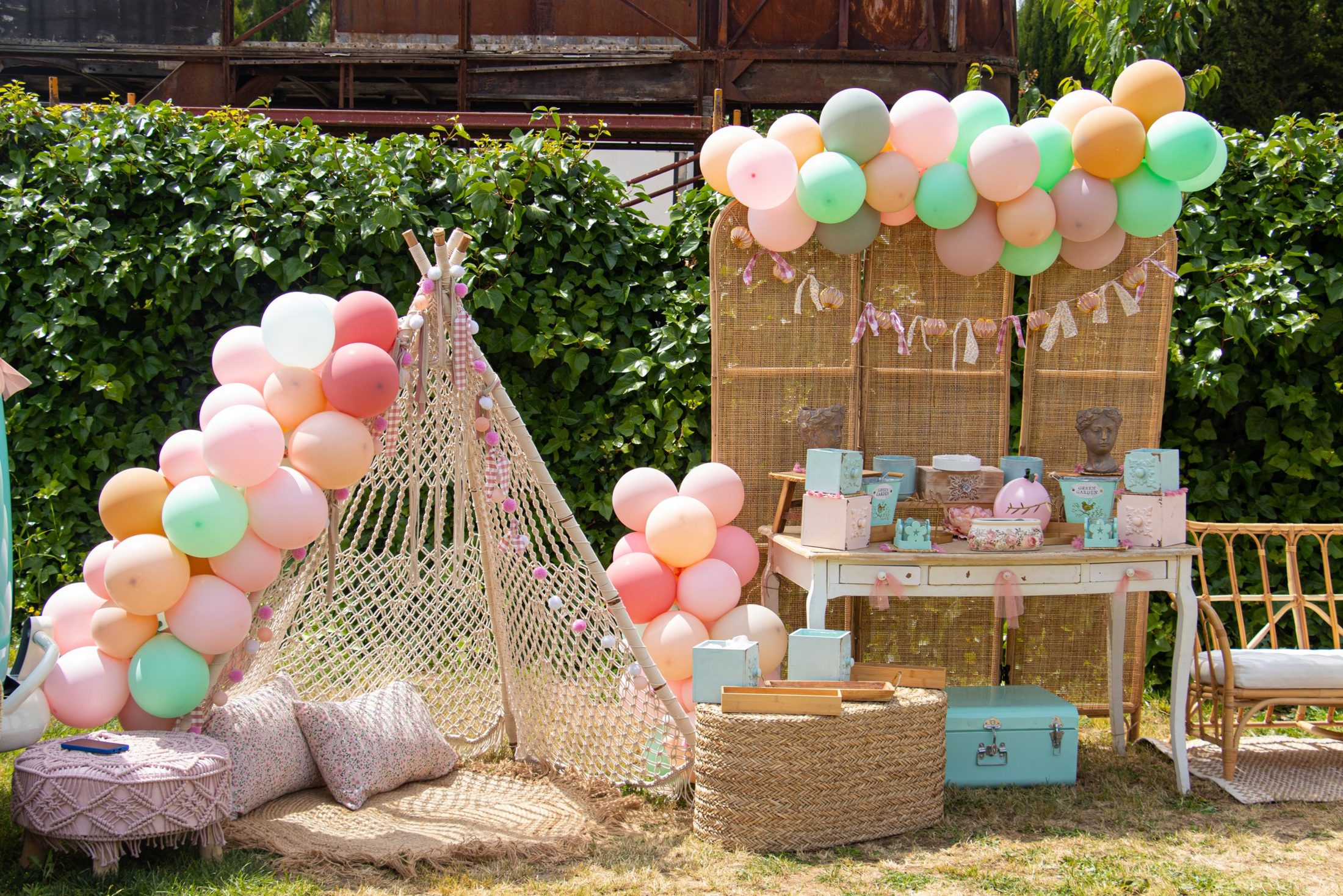 Montaje de cumpleaños con globos en el jardín