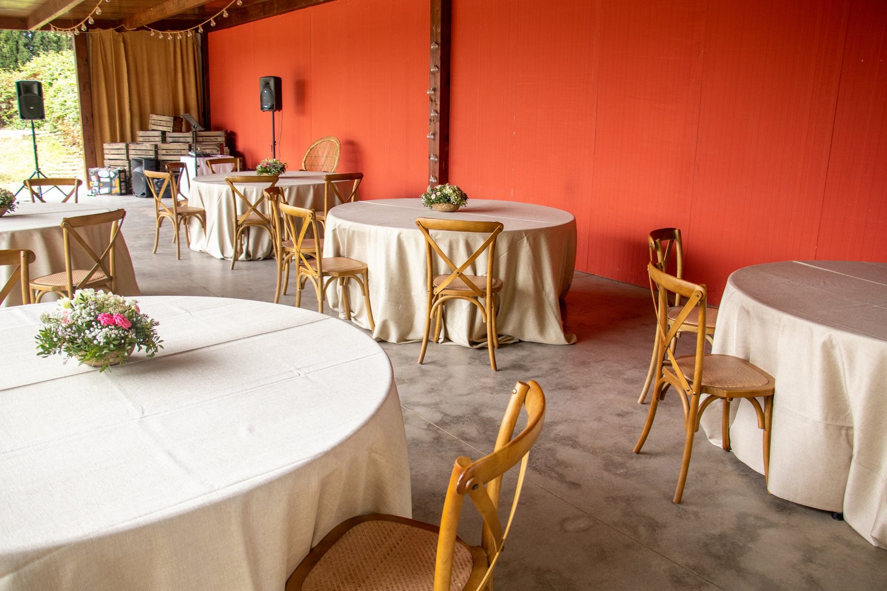 Salón terracota montado para banquete