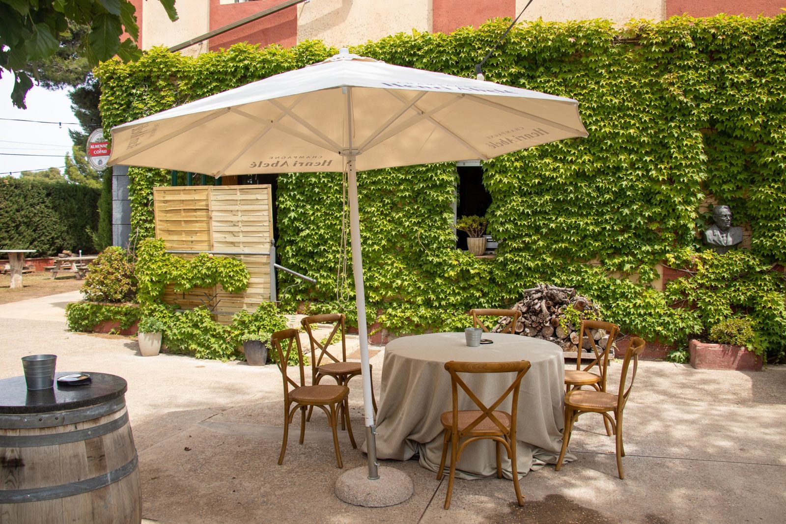 Mesa con sombrilla